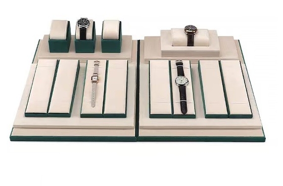 Warna Kontras Green Cream Velvet Watch Tray Dengan Bantal Gulung