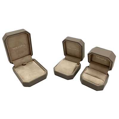 Soft Touch PU Khaki Jewelry Packaging Box Untuk Cincin Anting Bangle
