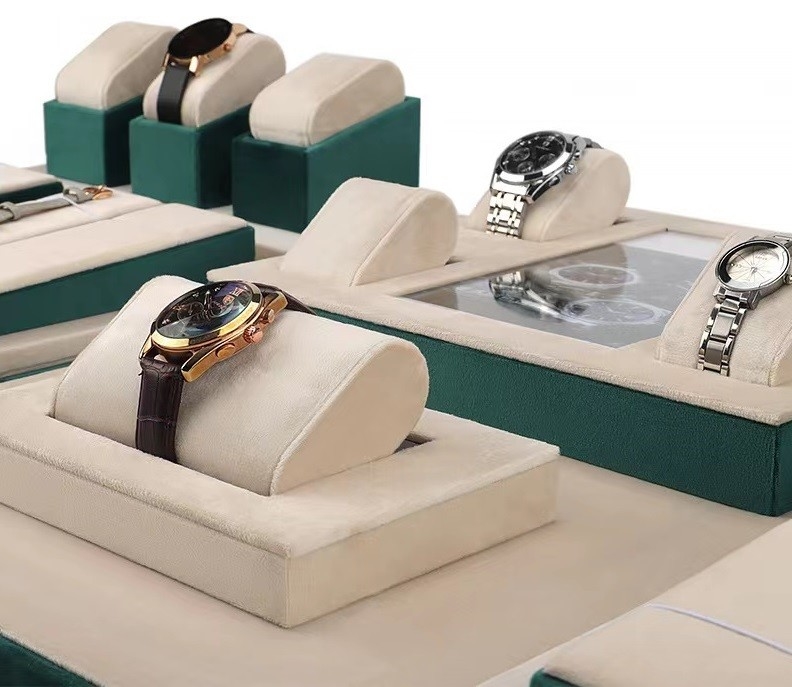Warna Kontras Green Cream Velvet Watch Tray Dengan Bantal Gulung